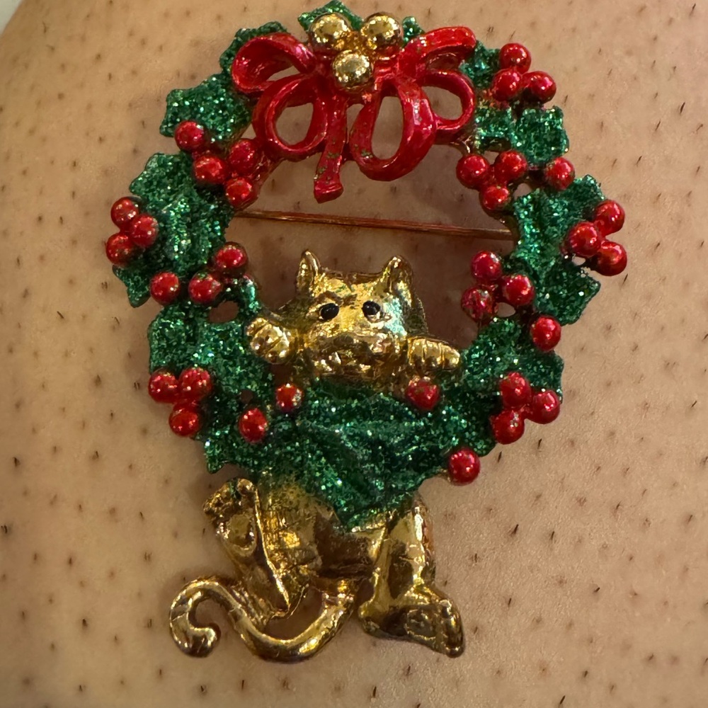 Christmas Wreath pin
With a cat hanging on the bottom of the wreath